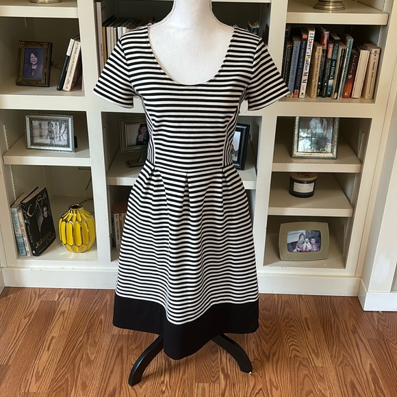 Madewell Dresses & Skirts - Madewell Black and White Stripe Scoop Neck Fit & Flare Short Sleeve Dress Size 6